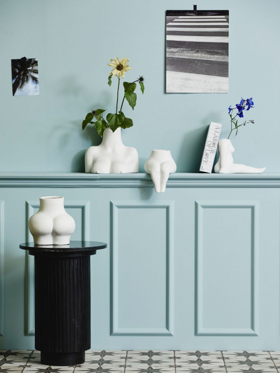 Nordal Vase nu féminin assis, Avaji body