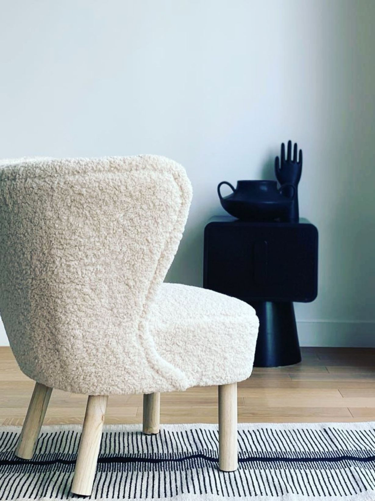 Fauteuil scandinave en fourrure bouclée Jazz doudou opjet