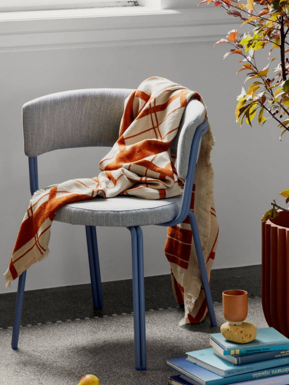 Grande chaise en fer et en textile, Oda Broste Copenhagen bleu