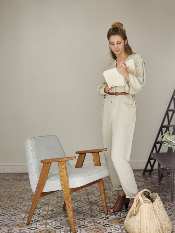 Fauteuil 366 en chêne massif et tissu bouclette